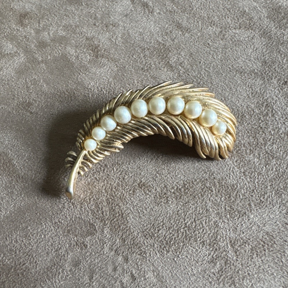 Crown Trifari Gold Tone Fancy Feather Faux Pearl Brooch Vintage Crown Over T